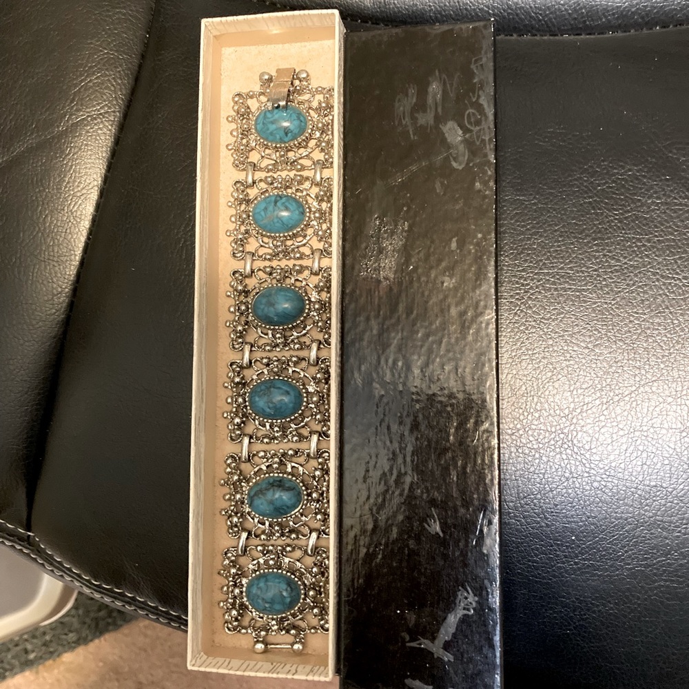 Gorgeous turquoise bracelet in box